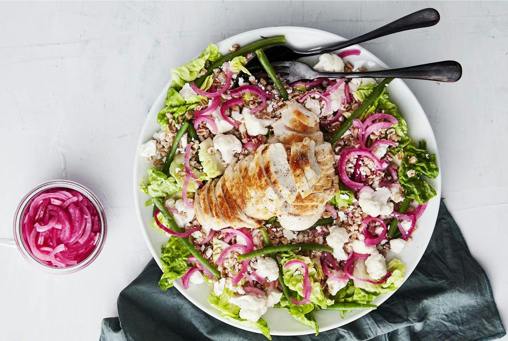 Kyllingesalat med lynsyltede rødløg
