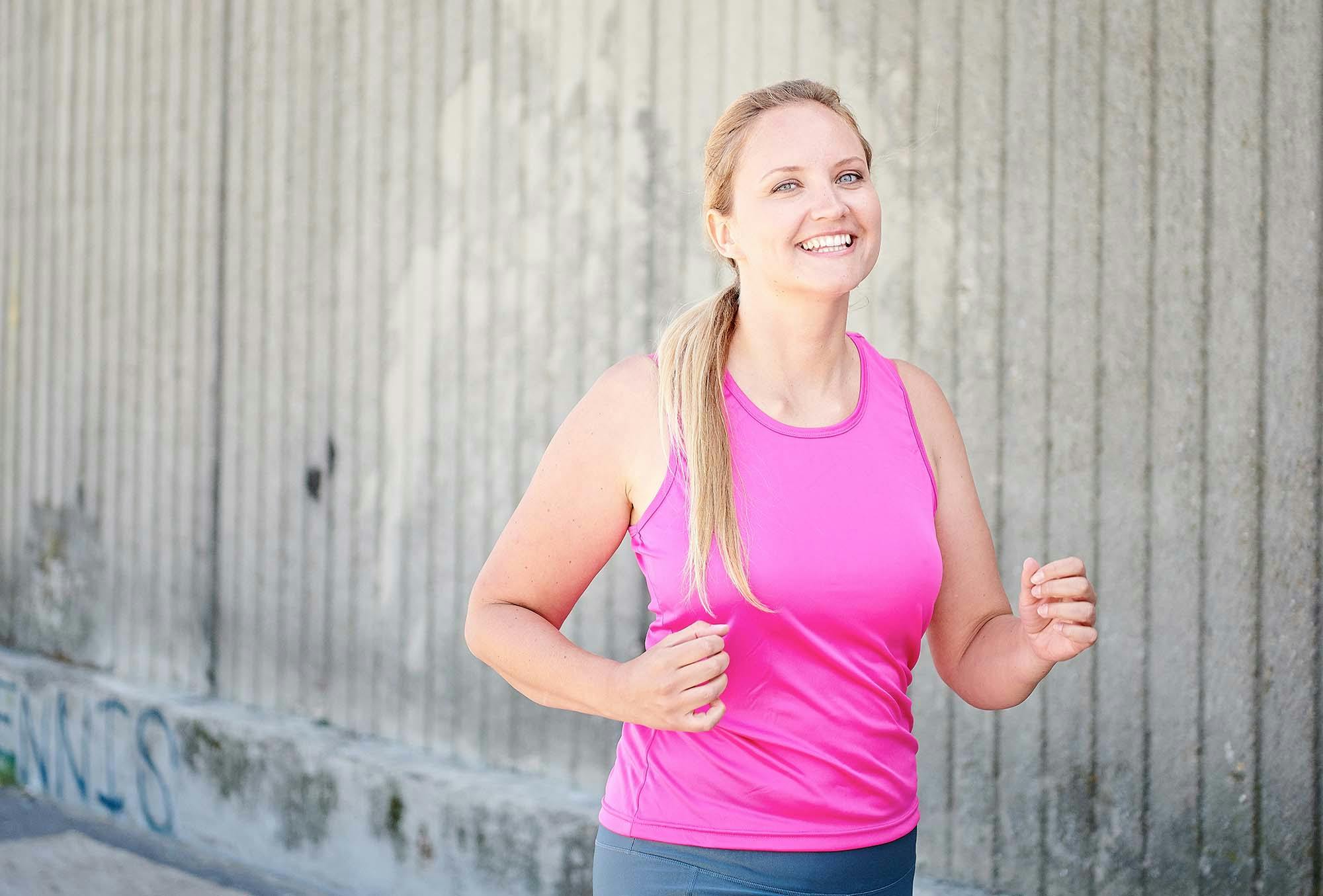 Kvinna som ler och har energi när hon tränar