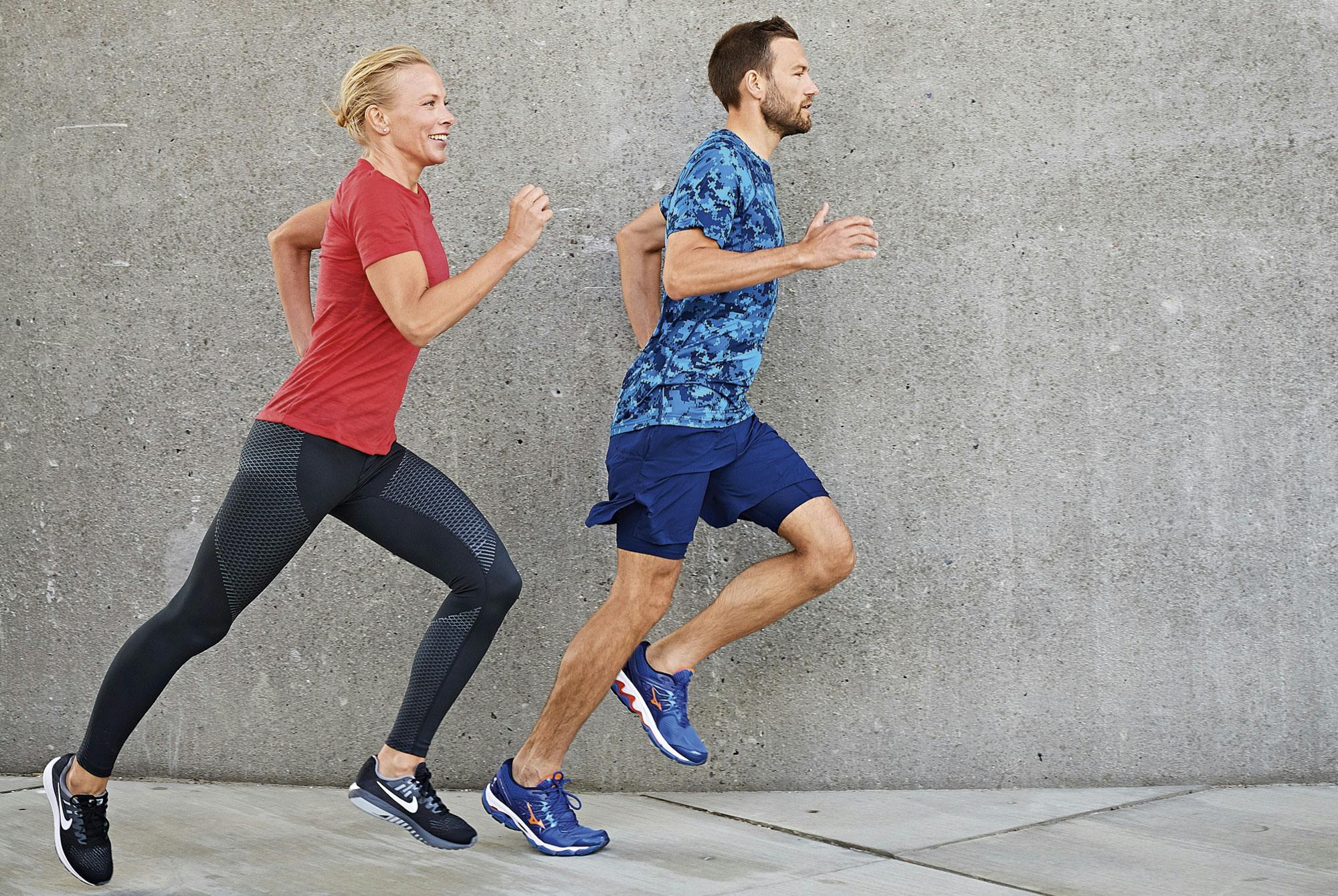 mann og kvinne løper