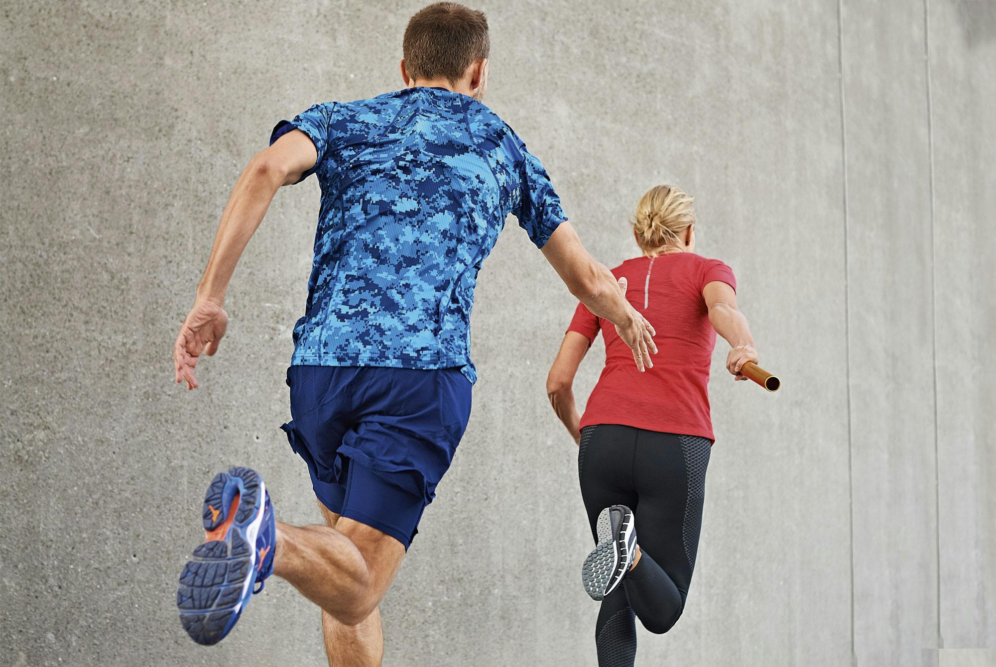 man och kvinna springer bakifrån