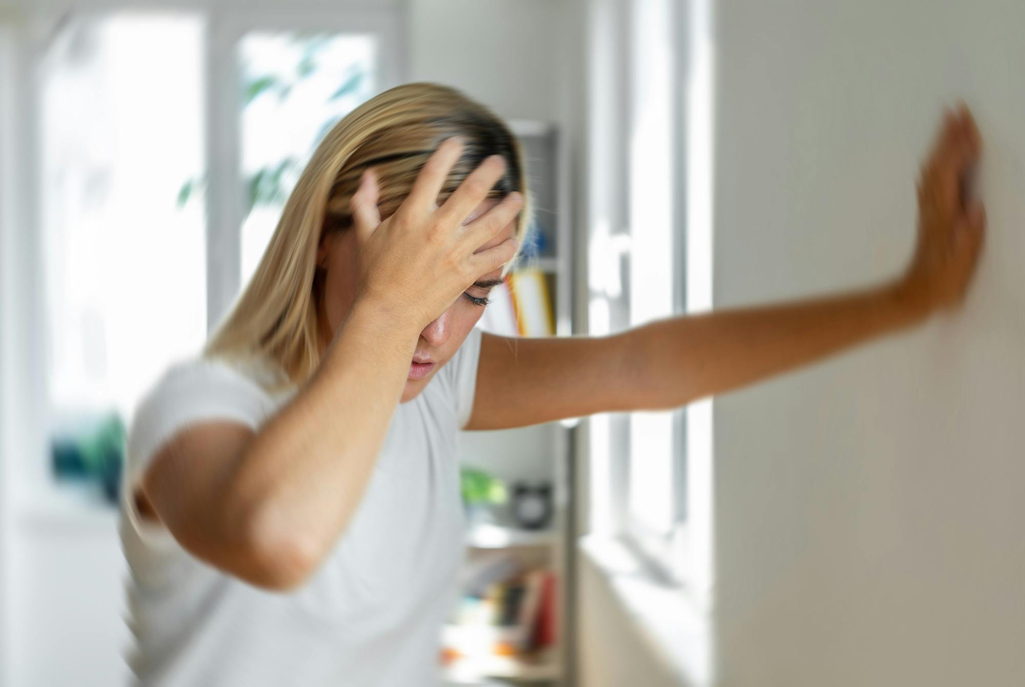 Kvinna med lågt blodtryck känner sig yr