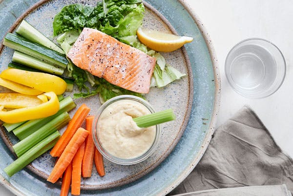 Laks i ovnen med grønnsakstenger og hummus