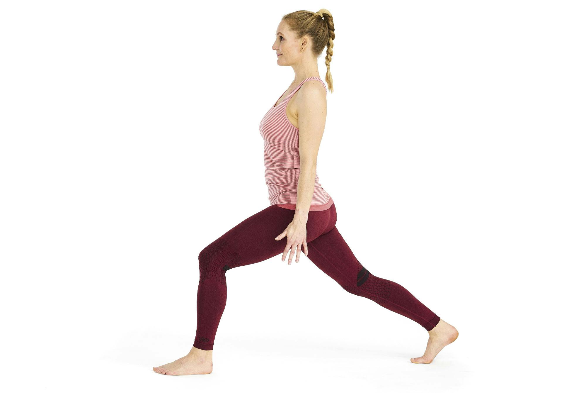 Kvinde laver yogaøvelsen lav lunge med tvist