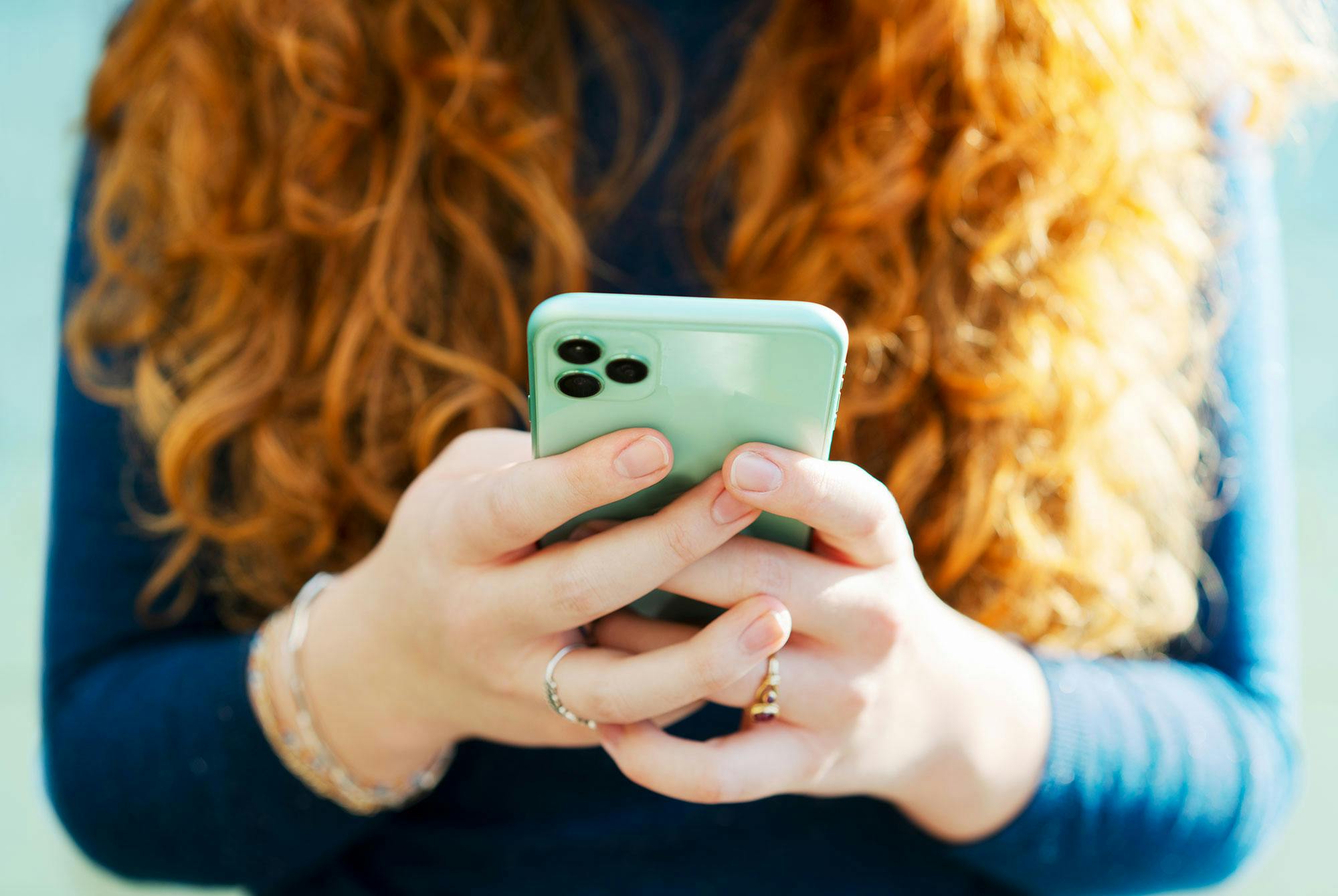 Kvinde kigger på sin smartphone.