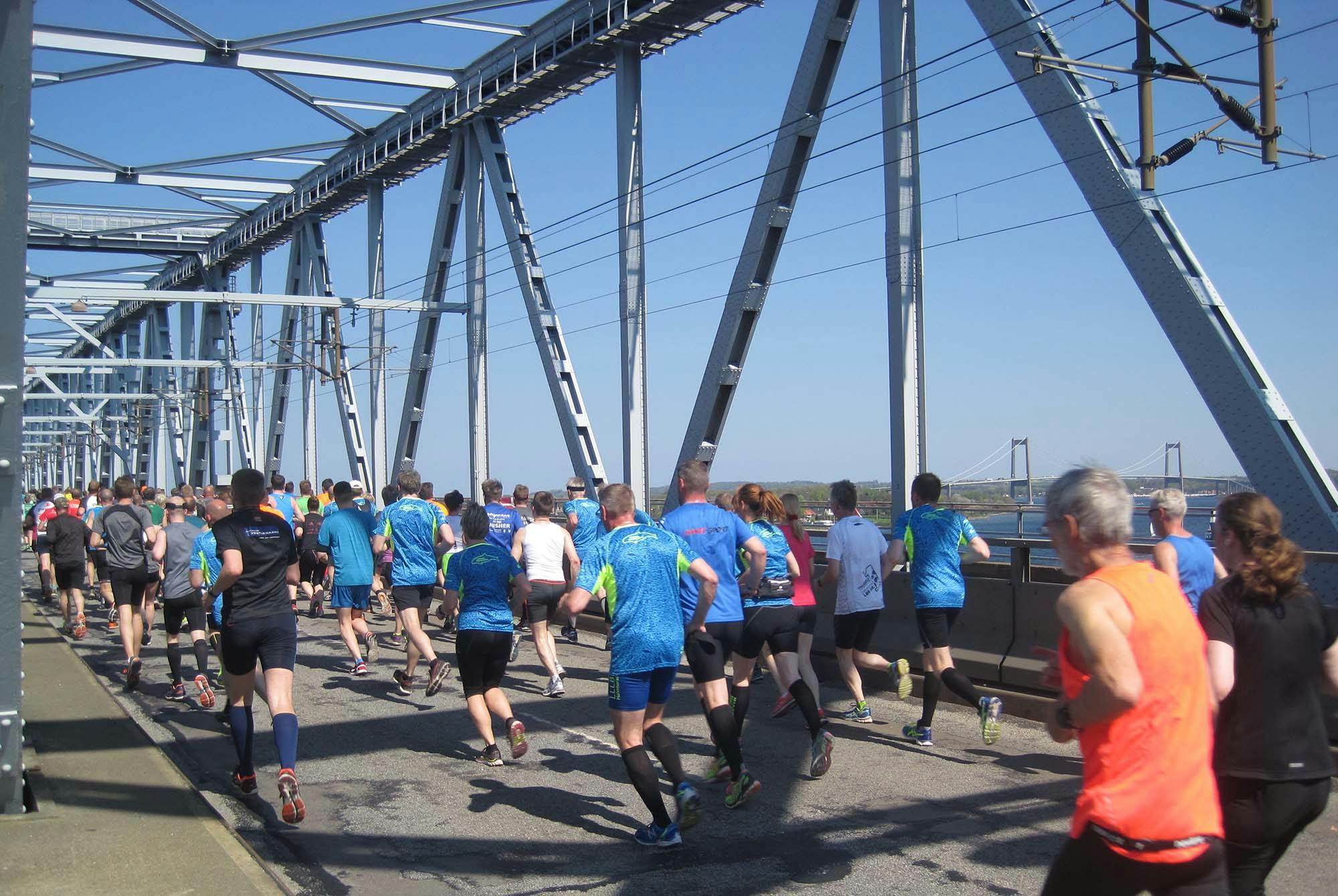 Forskellige mennesker, der løber over den gamle Lillebælts Bro
