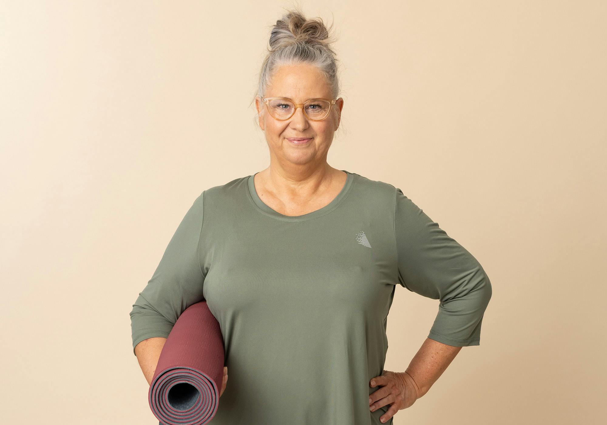 Medelålders kvinna i träningskläder