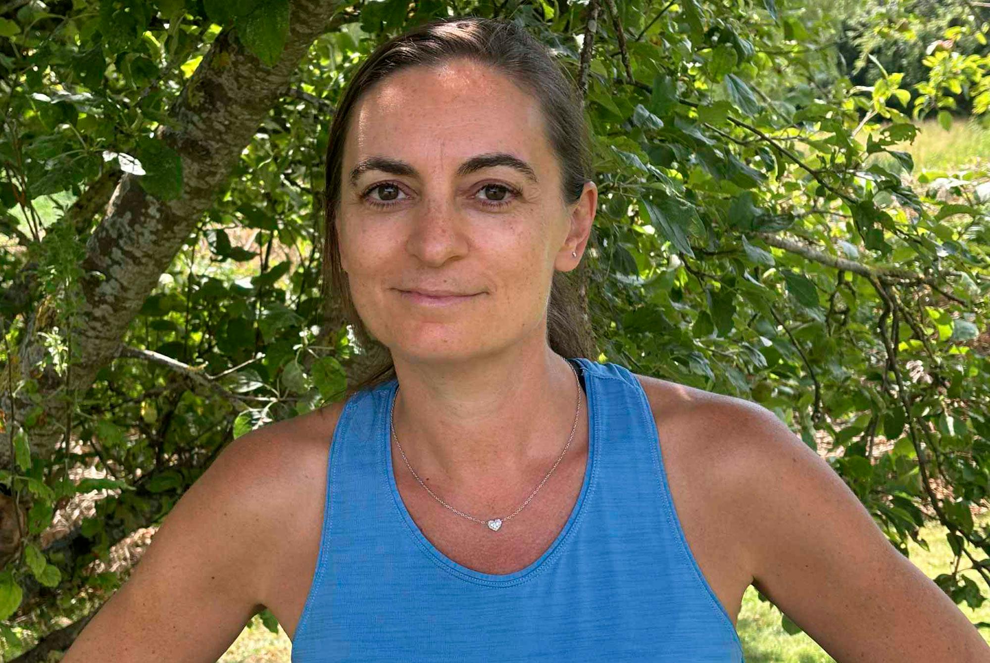 Maria, der står foran et træ
