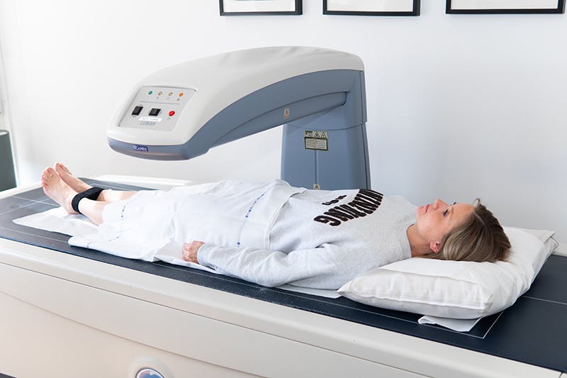 Vaaleahiuksinen nainen DEX-laitteessa.