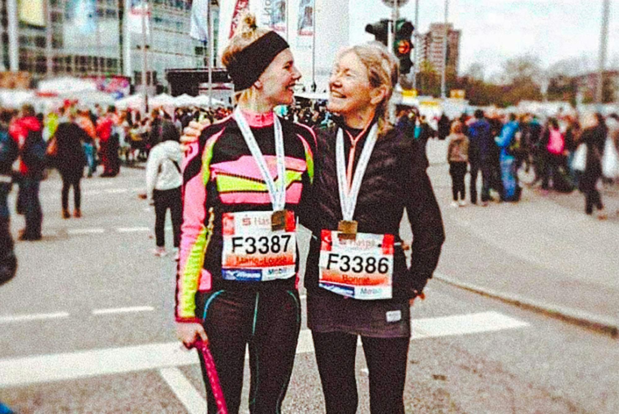 Marie-Louise tränar triathlon med sin mamma. Här har de precis avslutat en tävling och bär stolt sina medaljer runt halsen.