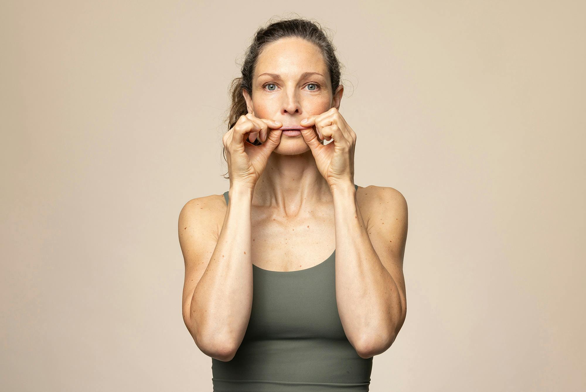 Kvinde masserer overlæben – ansigtsyoga