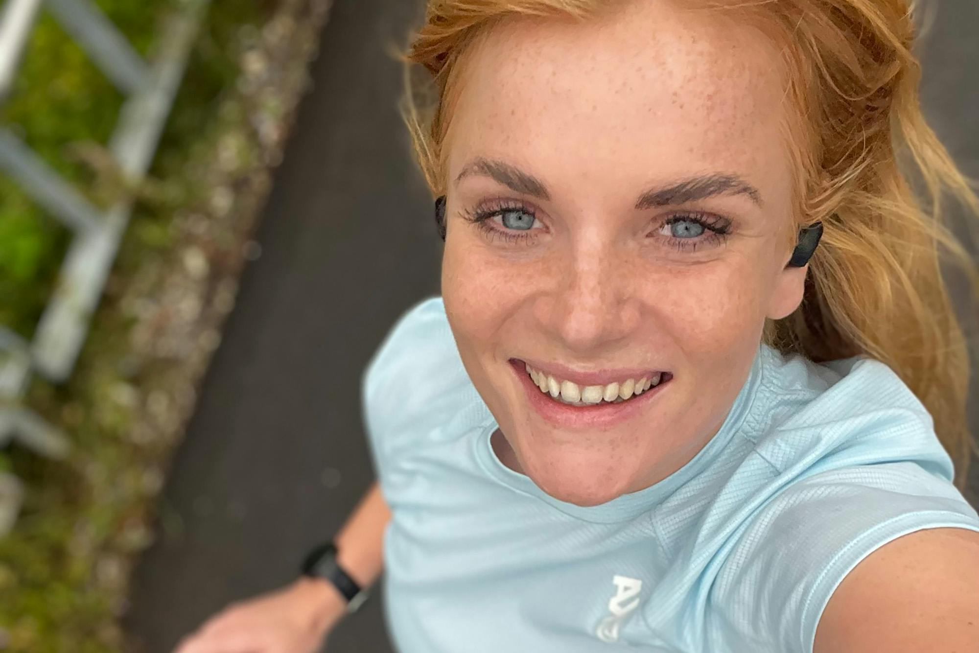 Rødhåret kvinde, der tager selfie mens hun løber