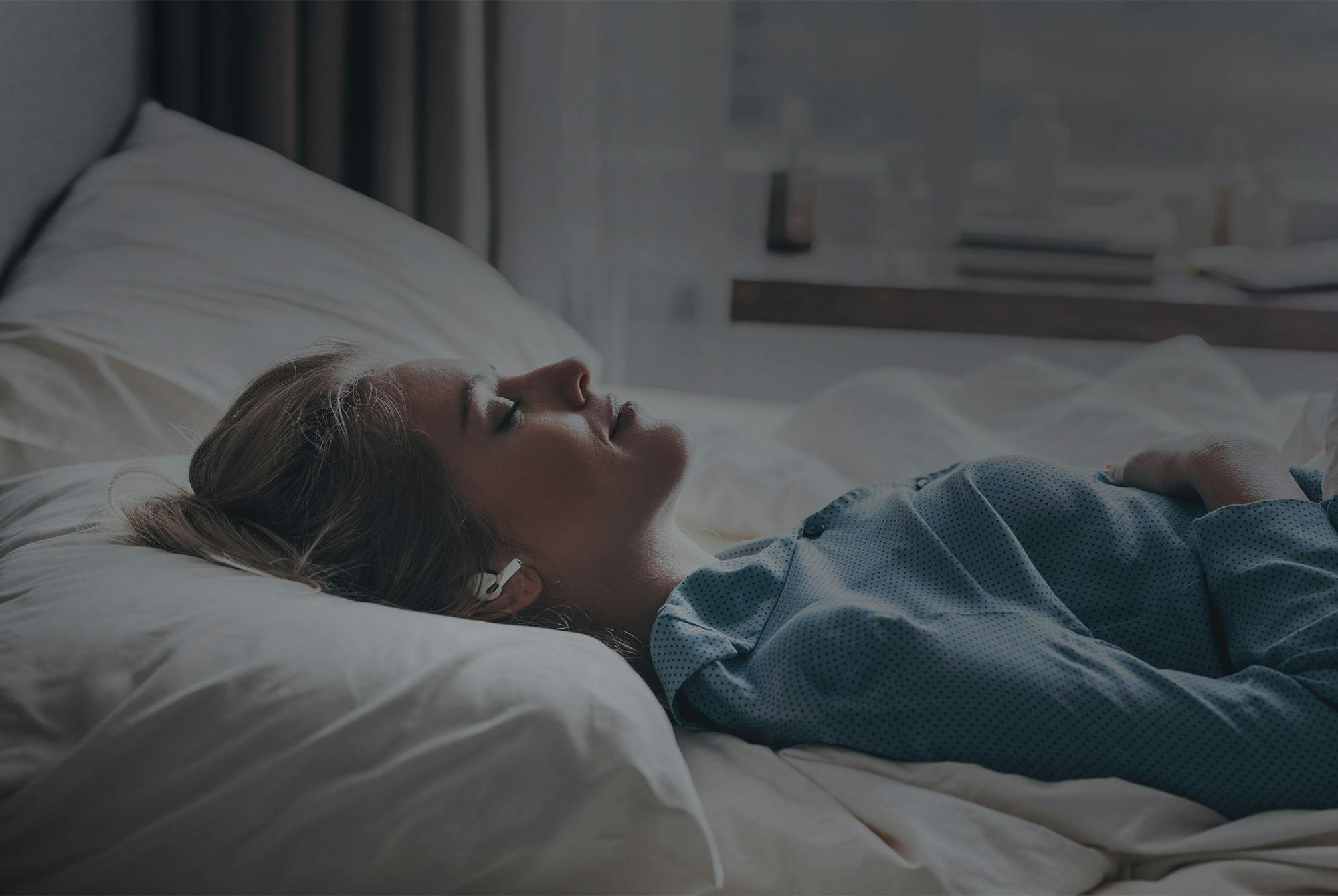 Meditation søvn: Kvinde sover i seng