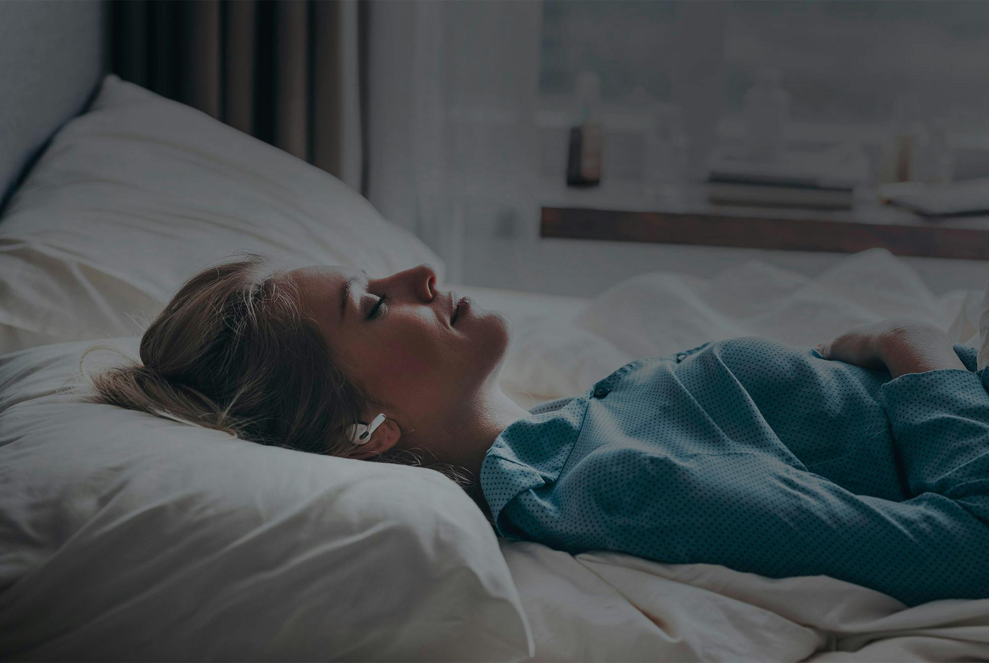 Meditation sömn: Kvinna sover i säng