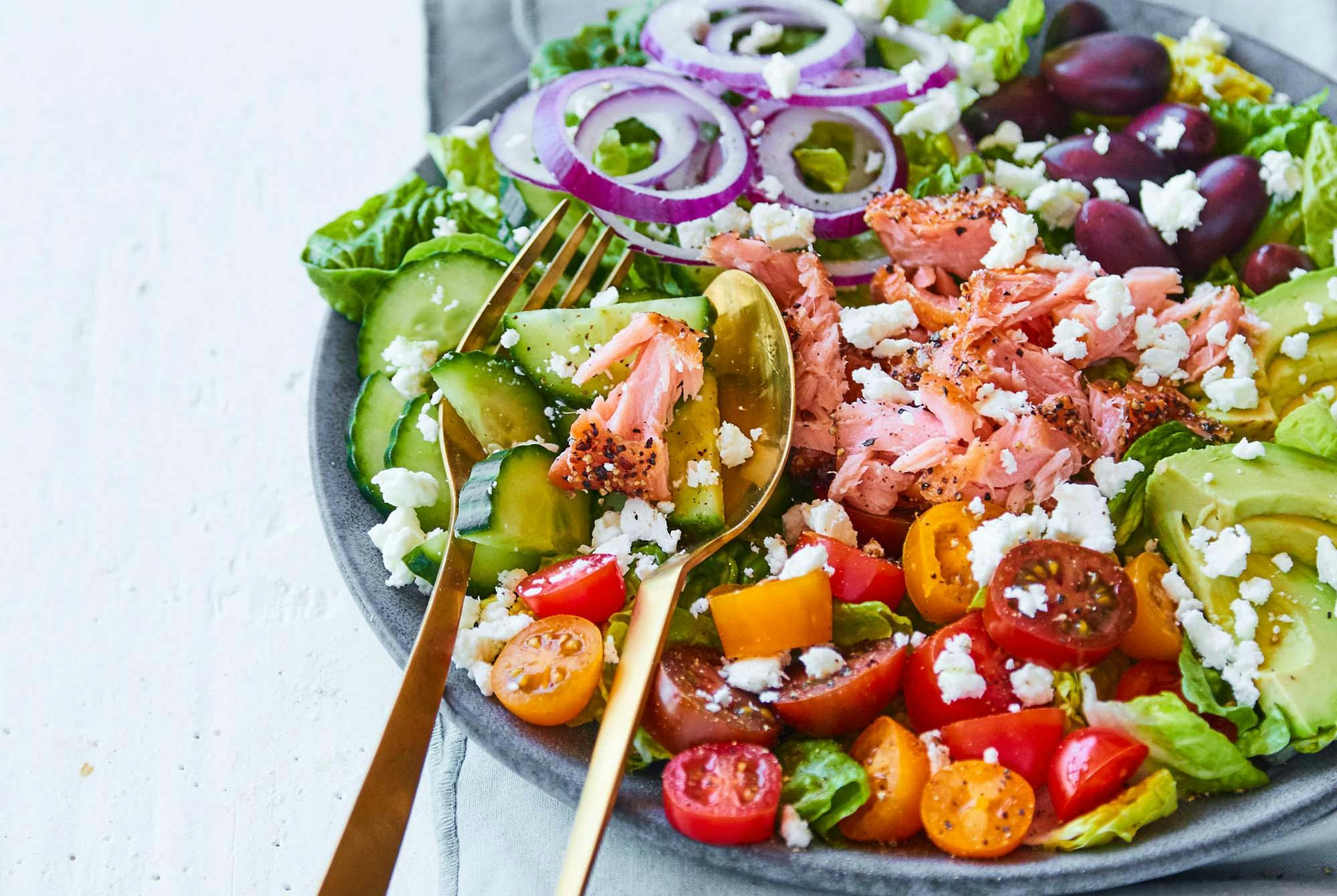 Middelhavsinspireret salat med oliven og laks