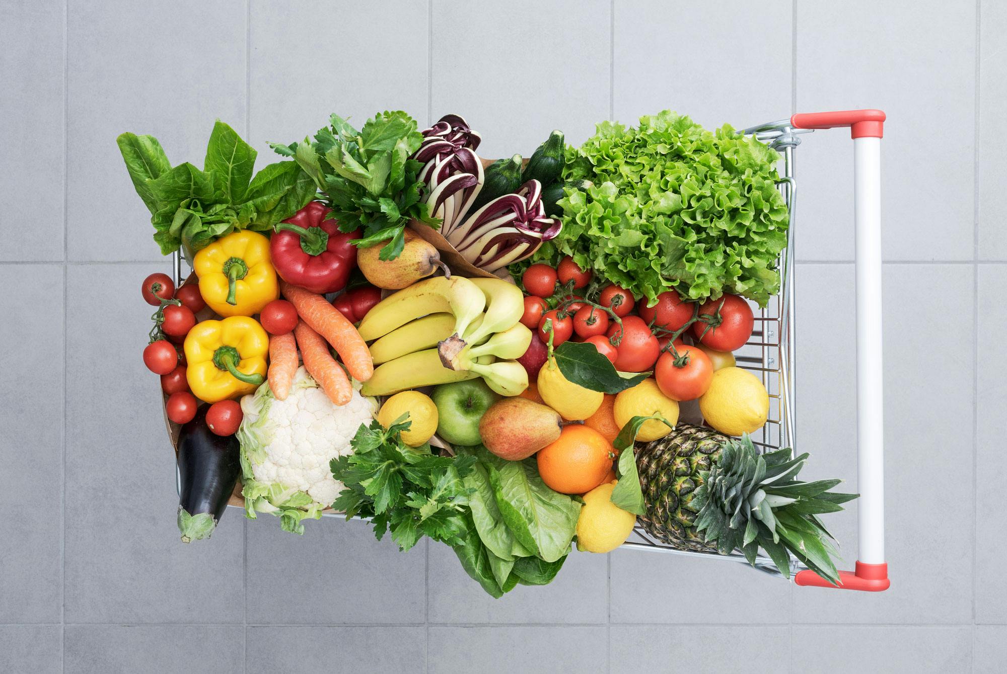 En varukorg fylld med frukt och grönsaker - redo för medelhavskost