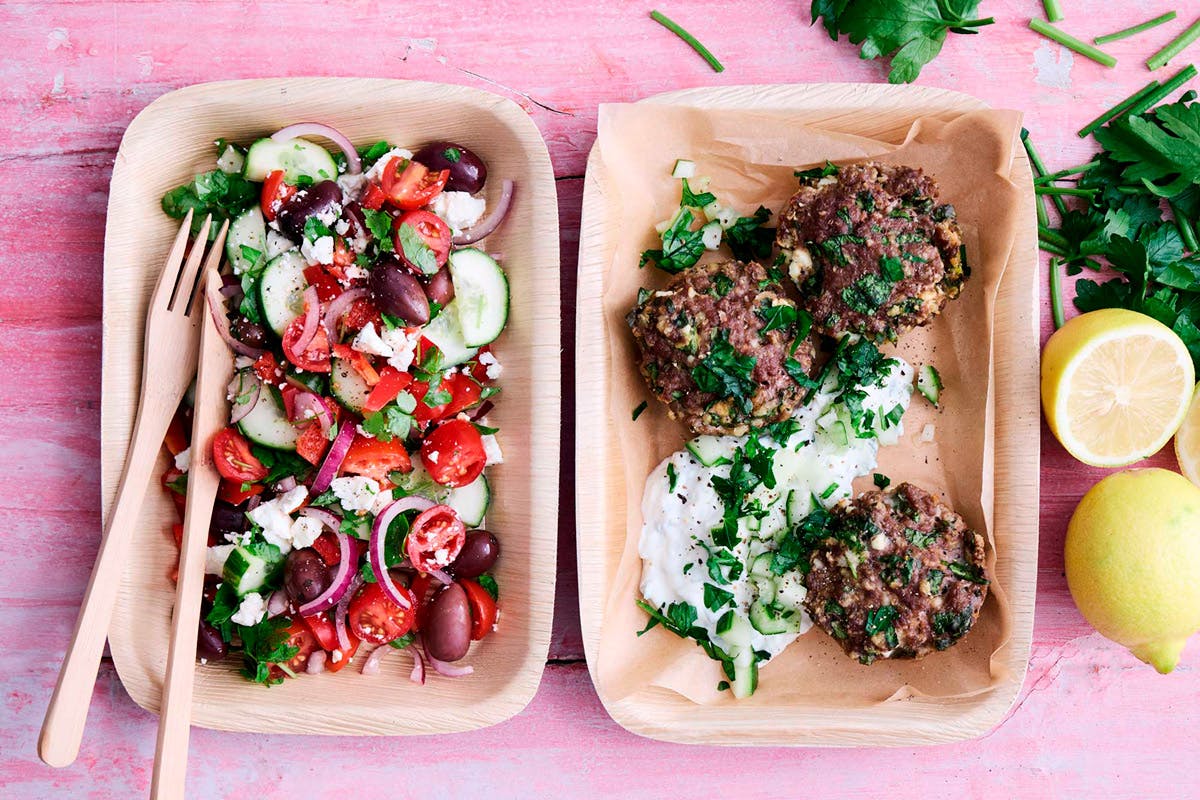 Græske frikadeller med salat – til I FORMs middelhavskost-kostplan
