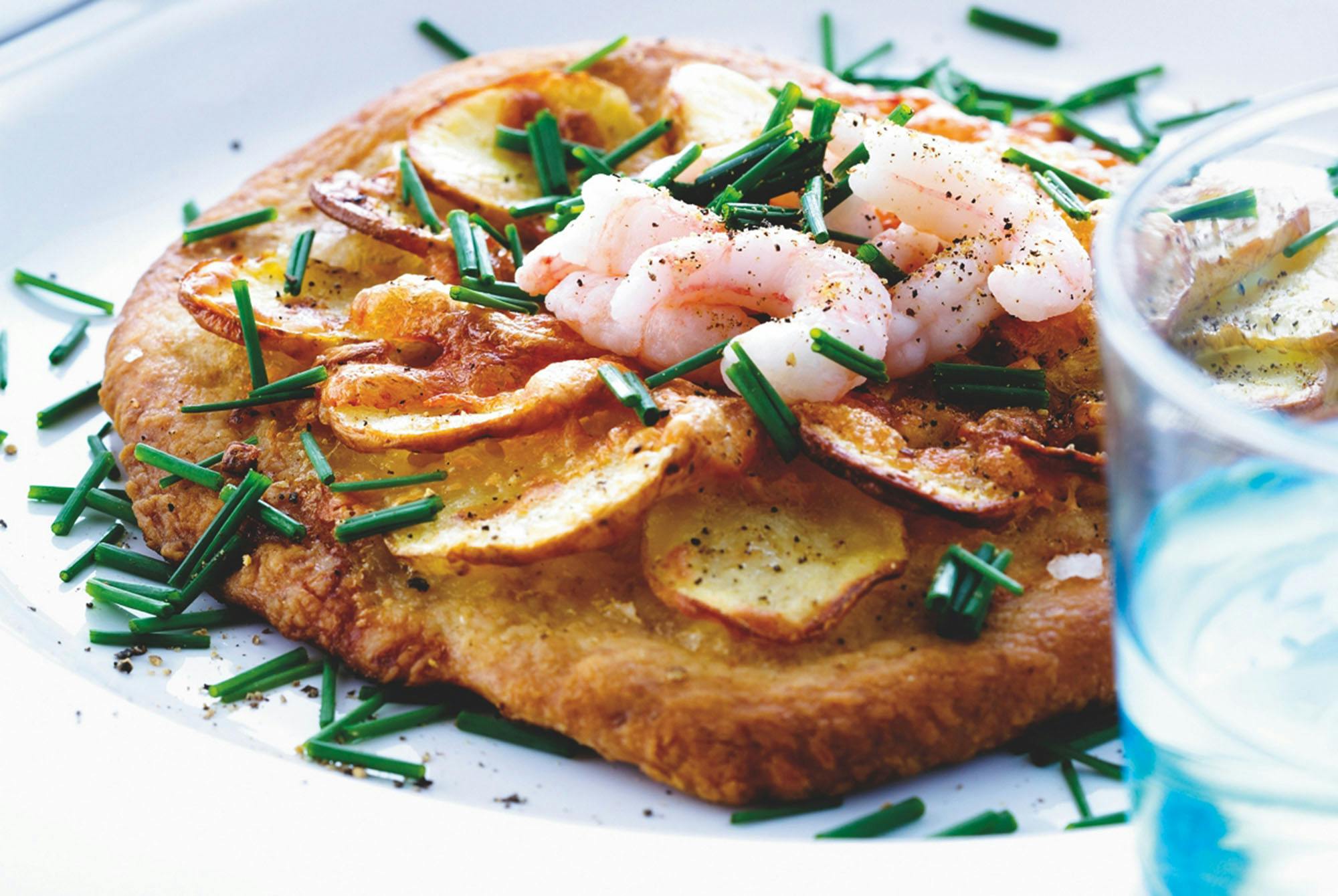 Tallerken med pizza og topping