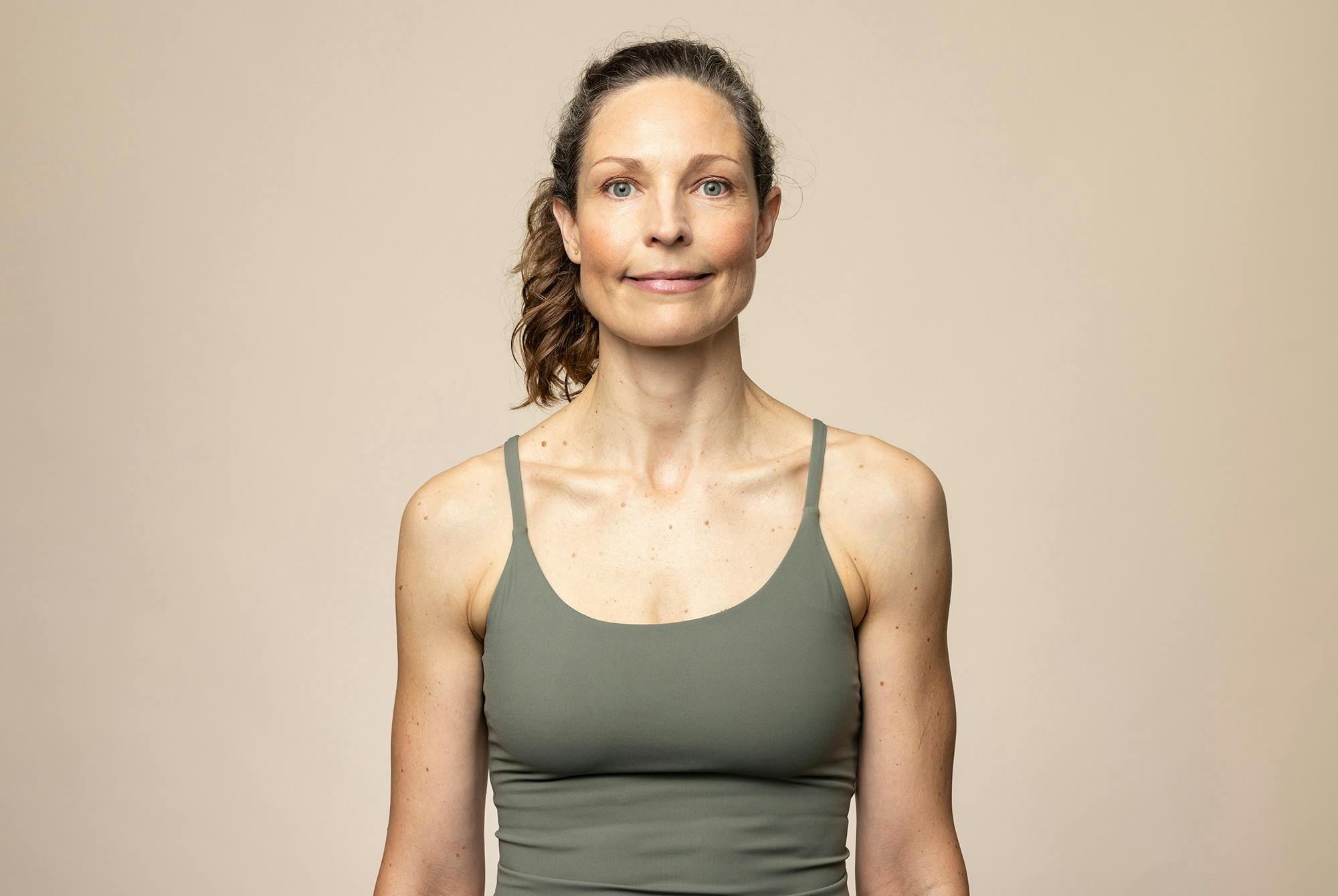 Kvinde laver øvelsen "Mona Lisa-smilet" – ansigtsyoga