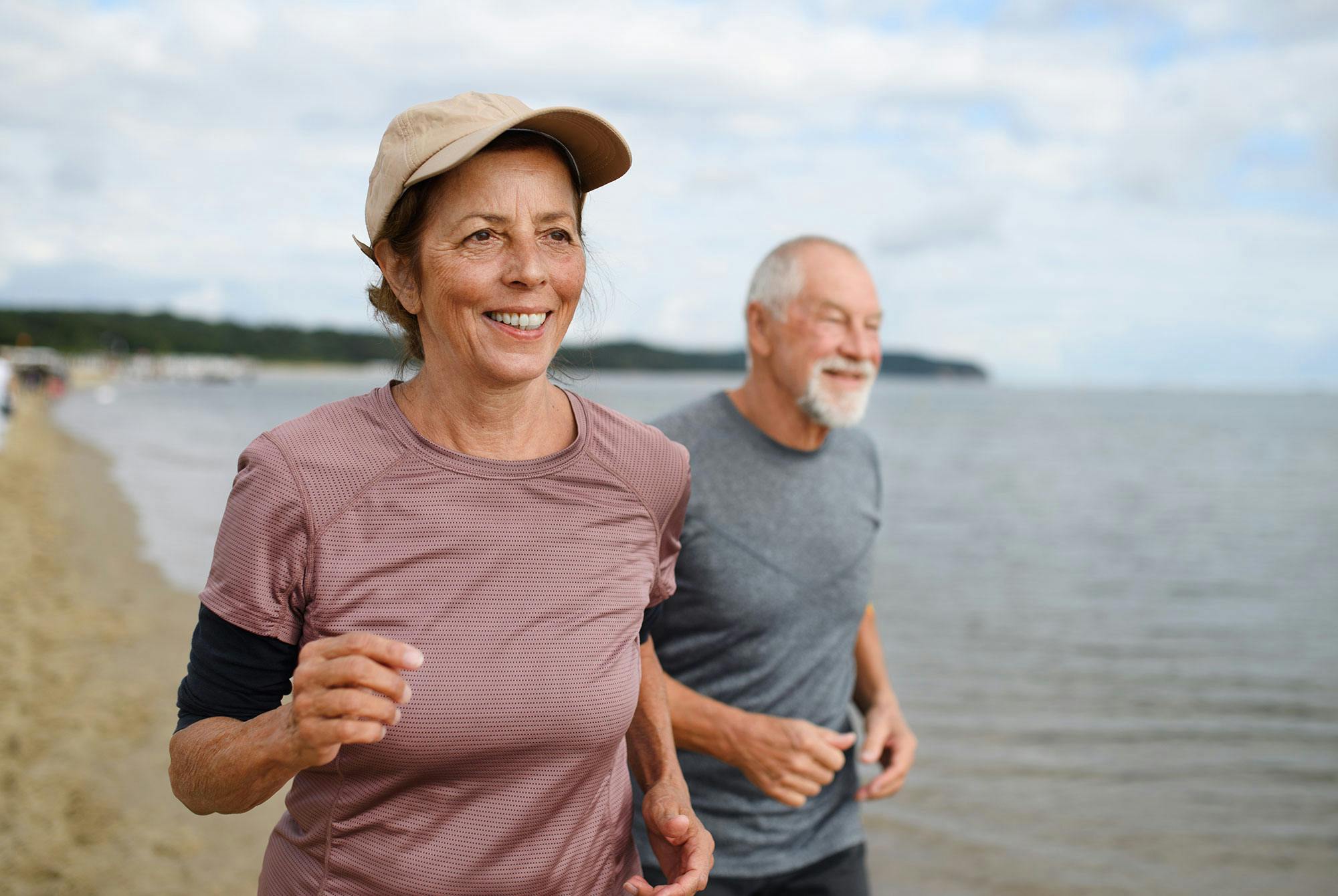 Mies ja nainen juoksevat säilyttääkseen muistinsa.