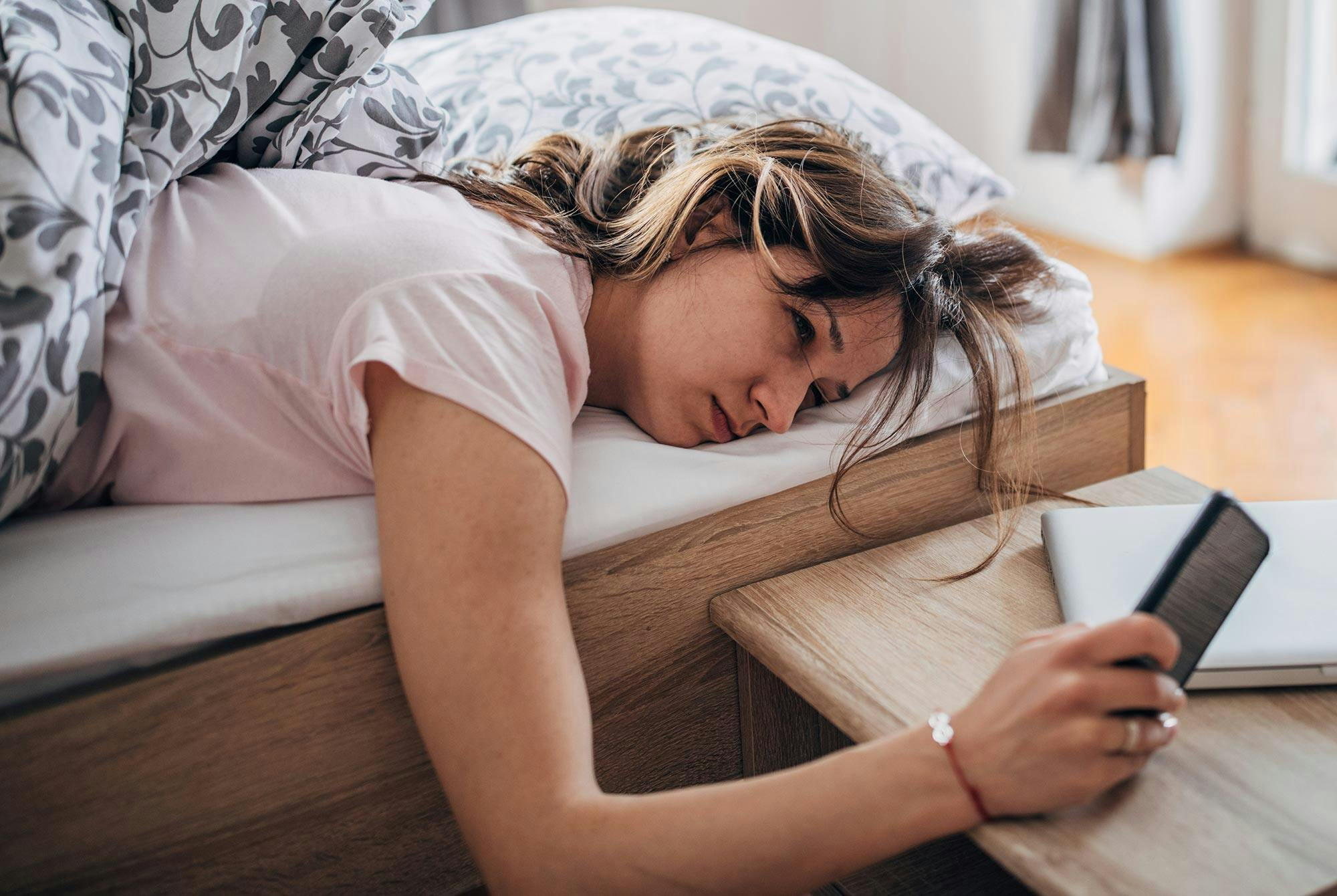 Kvinde får forstyrret sin nattesøvn. Kan give poser under øjnene.