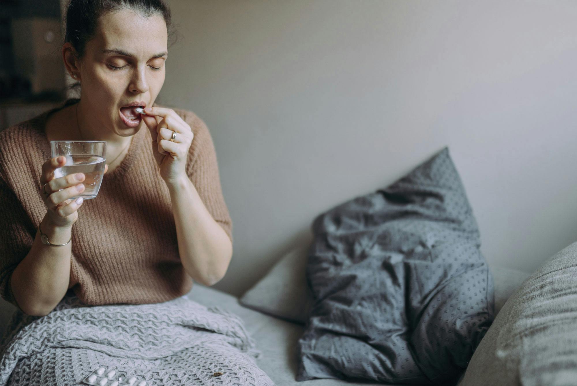 kvinna äter medicin