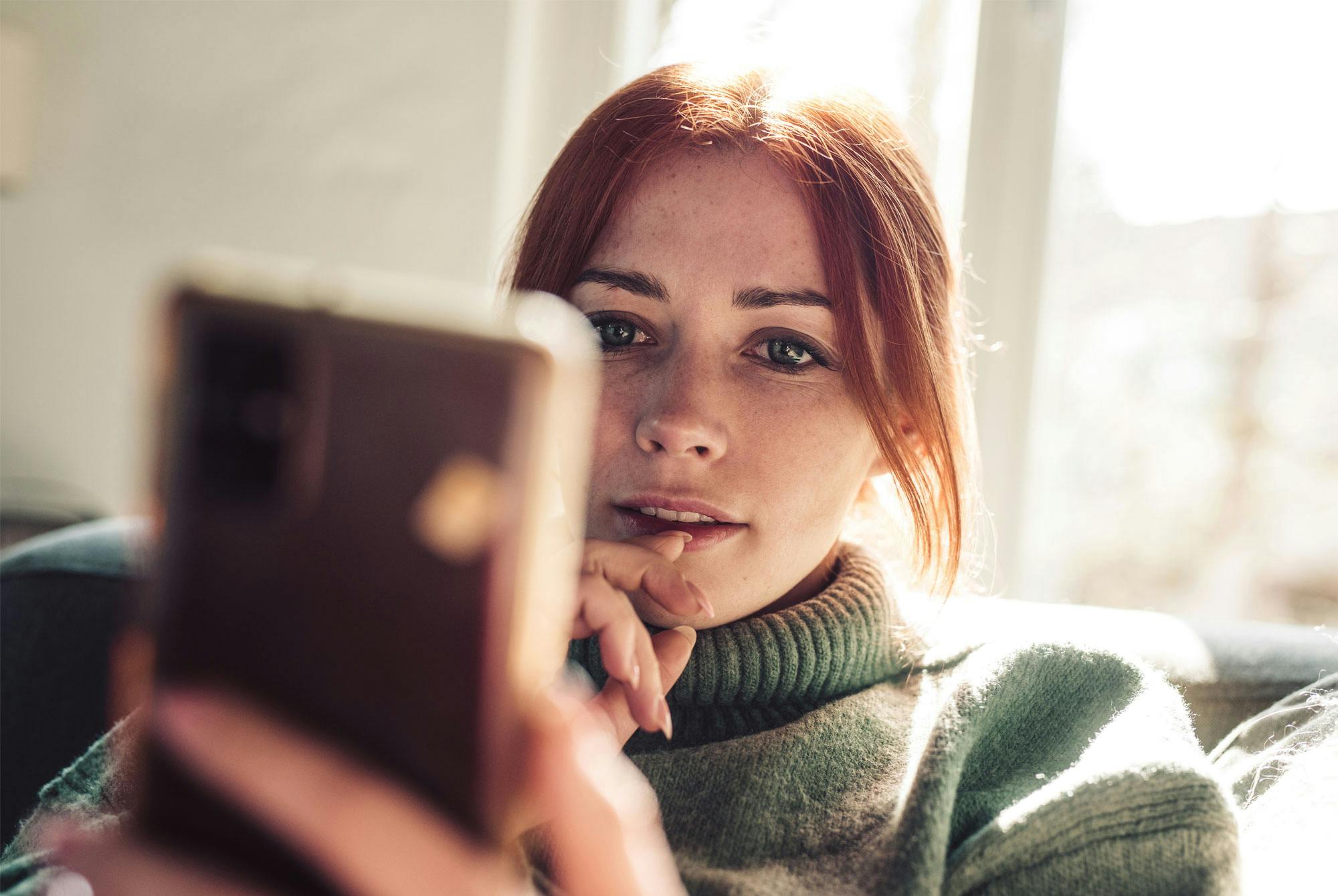 Kvinde med en smartphone.