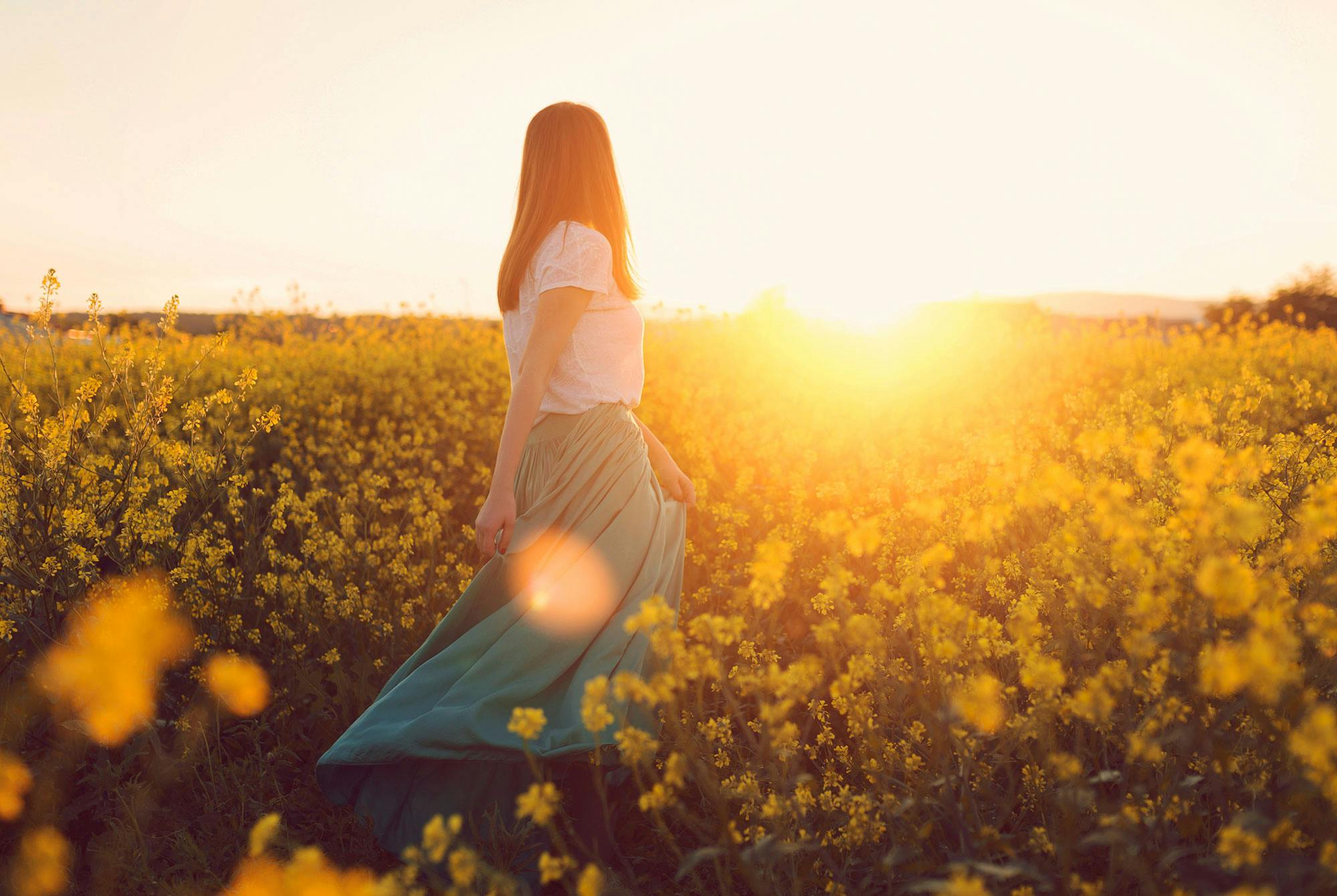 Kvinde går i blomstermark.
