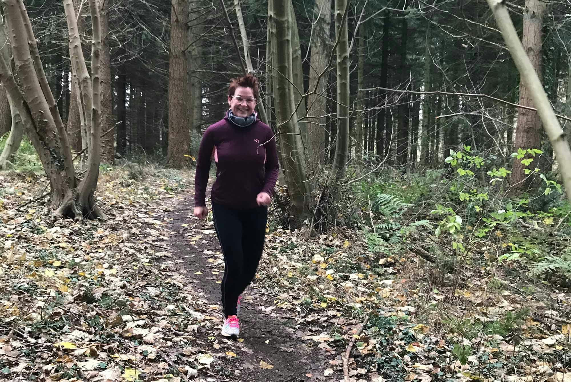 Kvinde, der løber i skoven