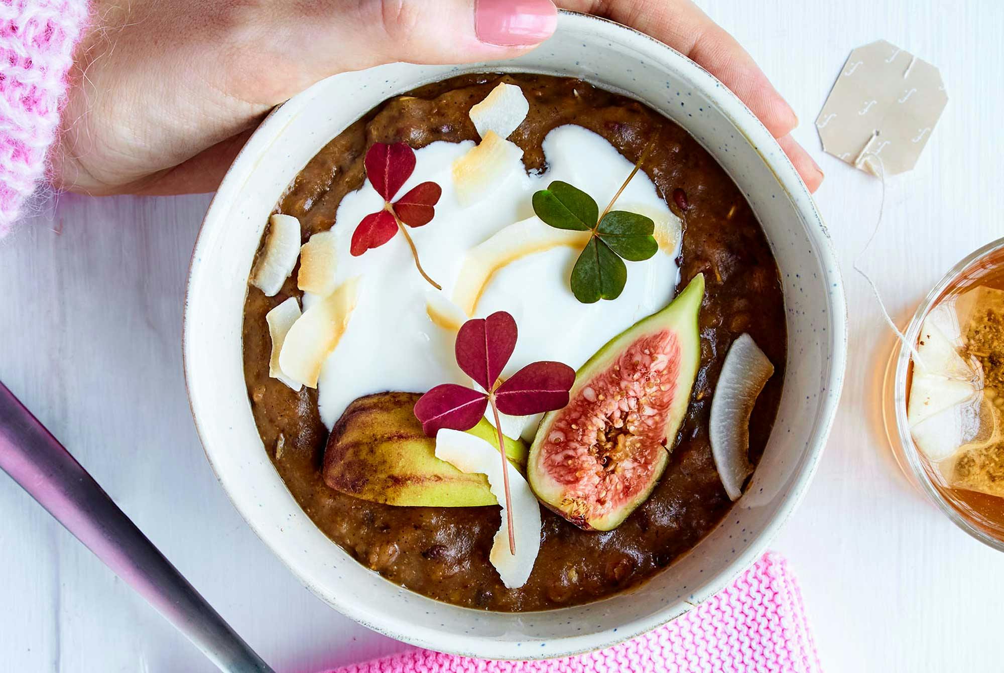 Leipävanukas, rahkaa ja viikunoita.