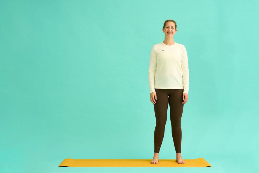 Kvinde laver sidelunges med balance