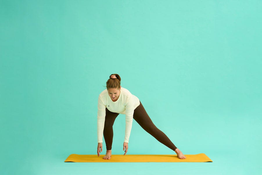 Kvinde laver sidelunges med balance