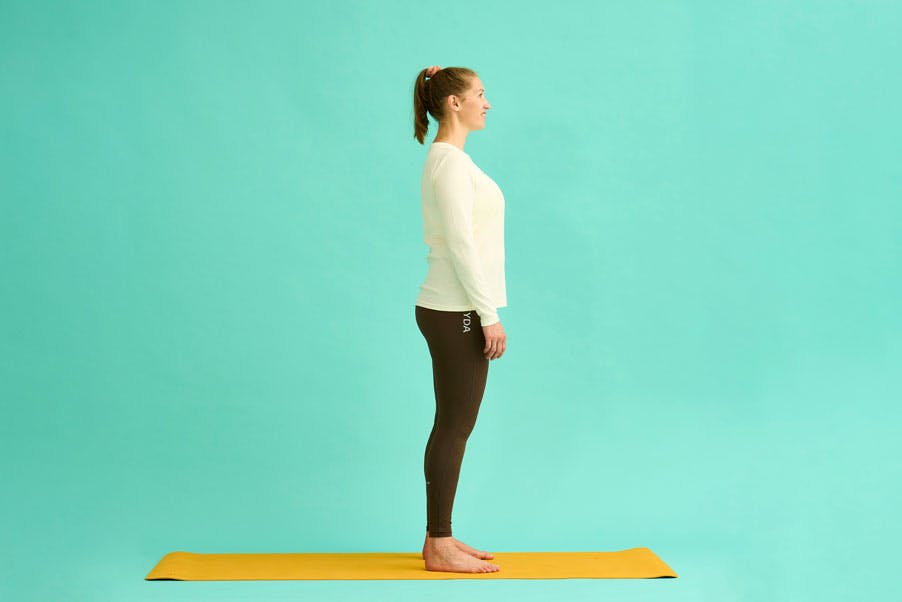 Kvinde laver ét-bens dødløft