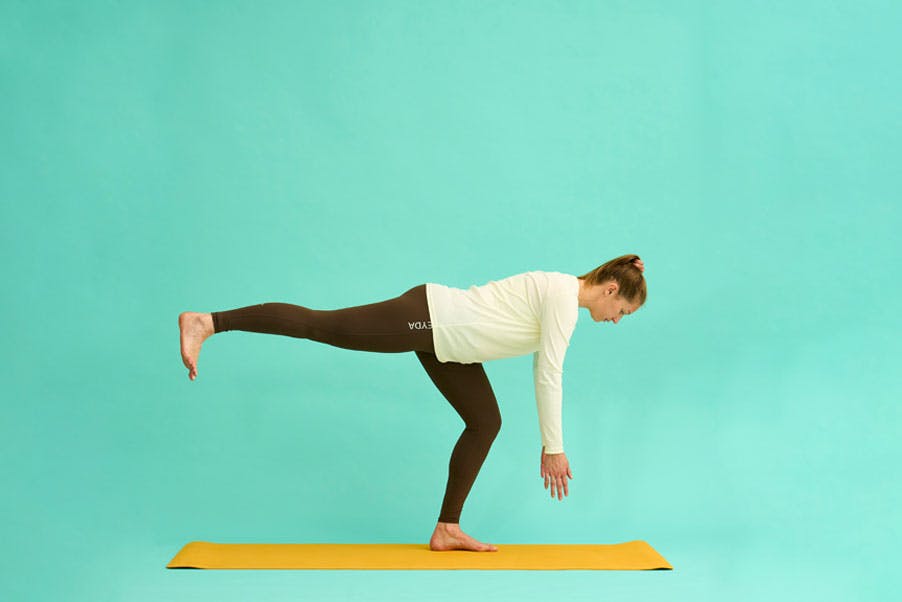 Kvinde laver ét-bens dødløft