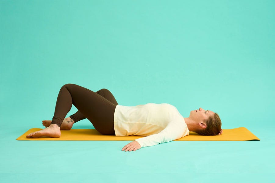 Øvelser for lænden – Kvinde laver rygrotation step 2 - god øvelser mod akutte lændesmerter