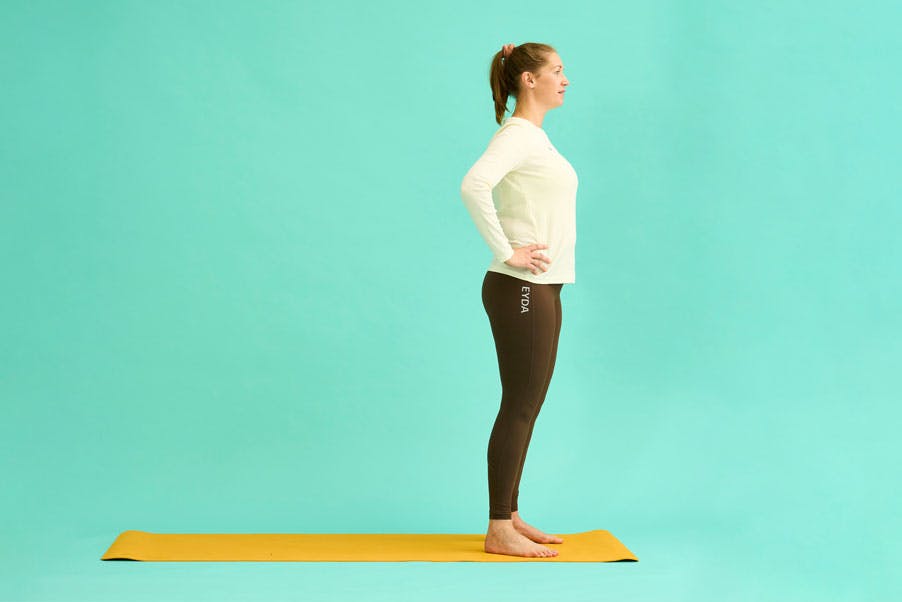 Kvinde laver bagud lunges