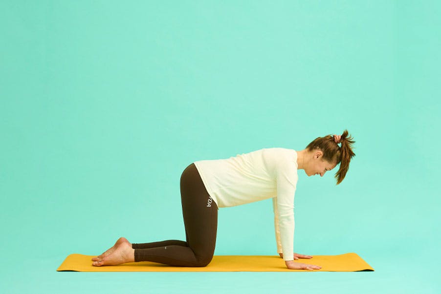 kvinde laver diagonalløft med krumning