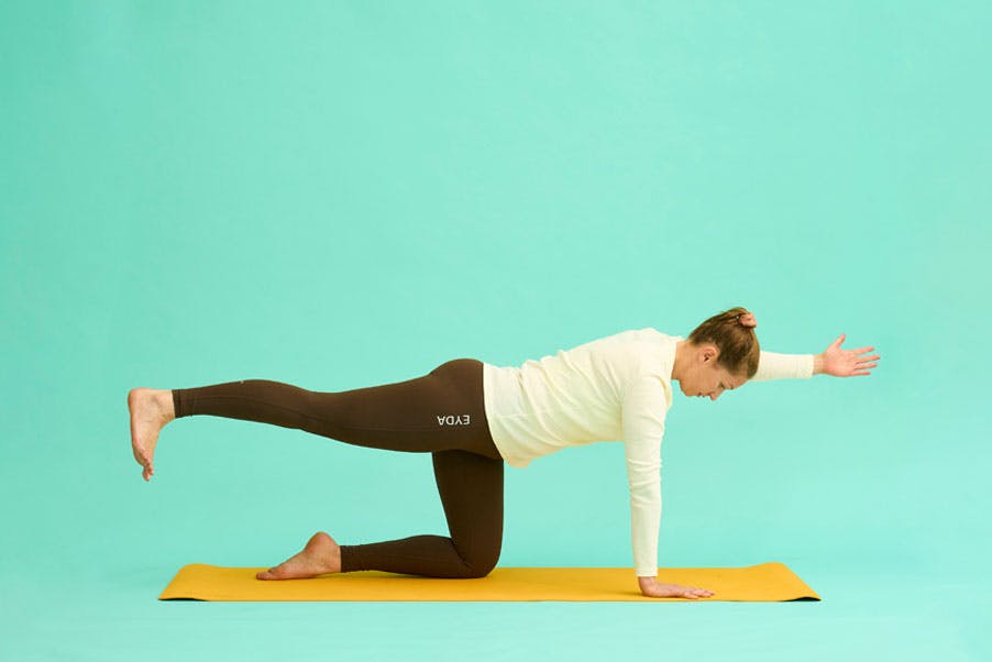 Kvinde laver diagonalløft med krumning