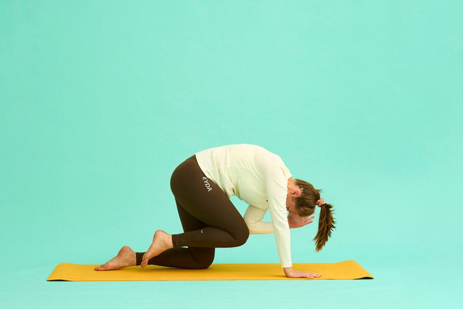 Kvinde laver diagonalløft med krumning