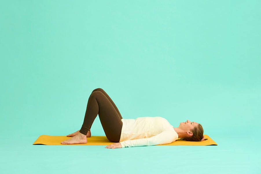 Kvinde laver bækkenløft