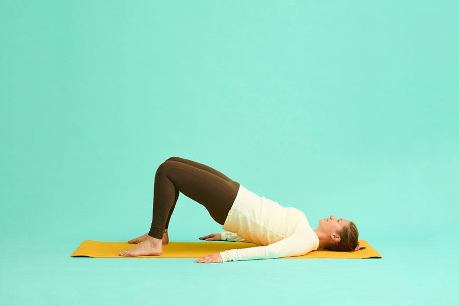 Kvinde laver bækkenløft