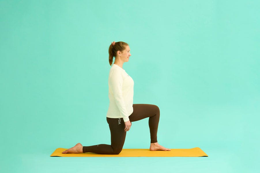 Kvinde laver knæstående rotation af ryggen