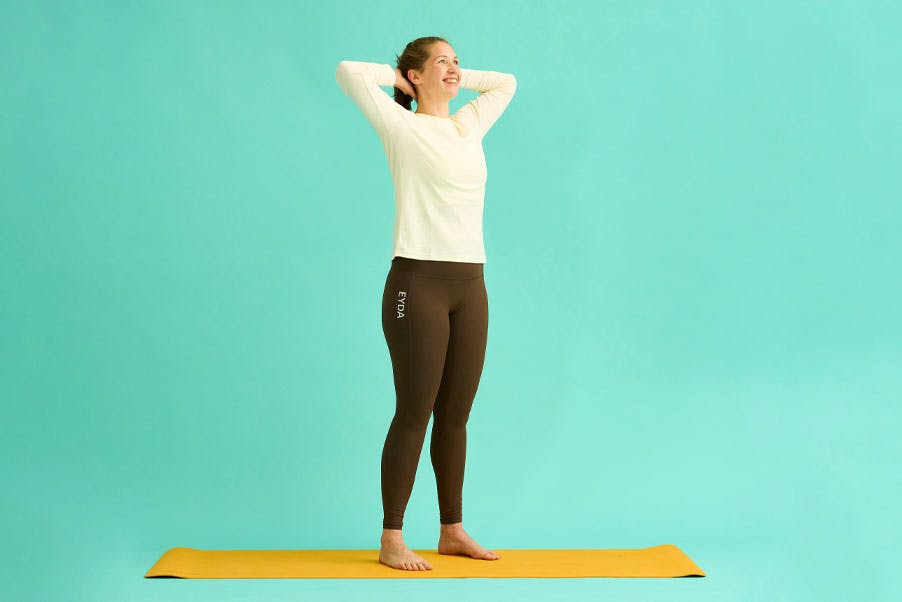 Kvinde lave stående rygrotation