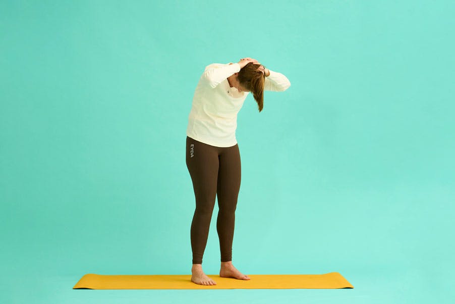 Kvinde laver stående rygrotation