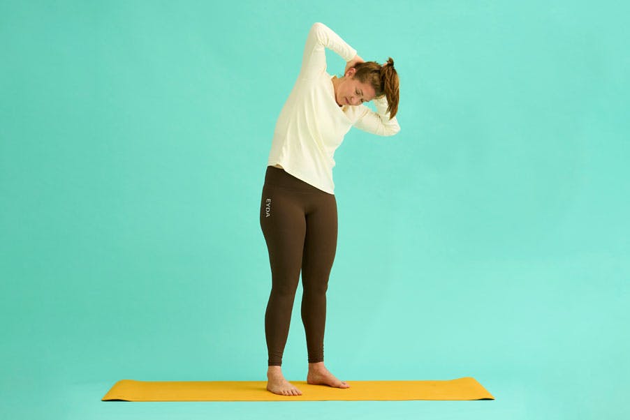 Kvinde laver stående rygrotation