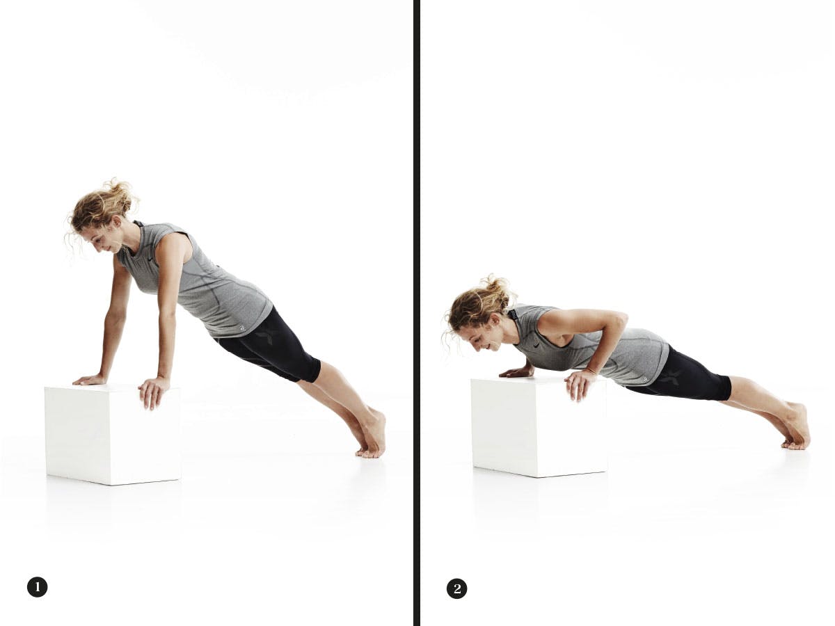 Kvinna gör armhävning mot bänk