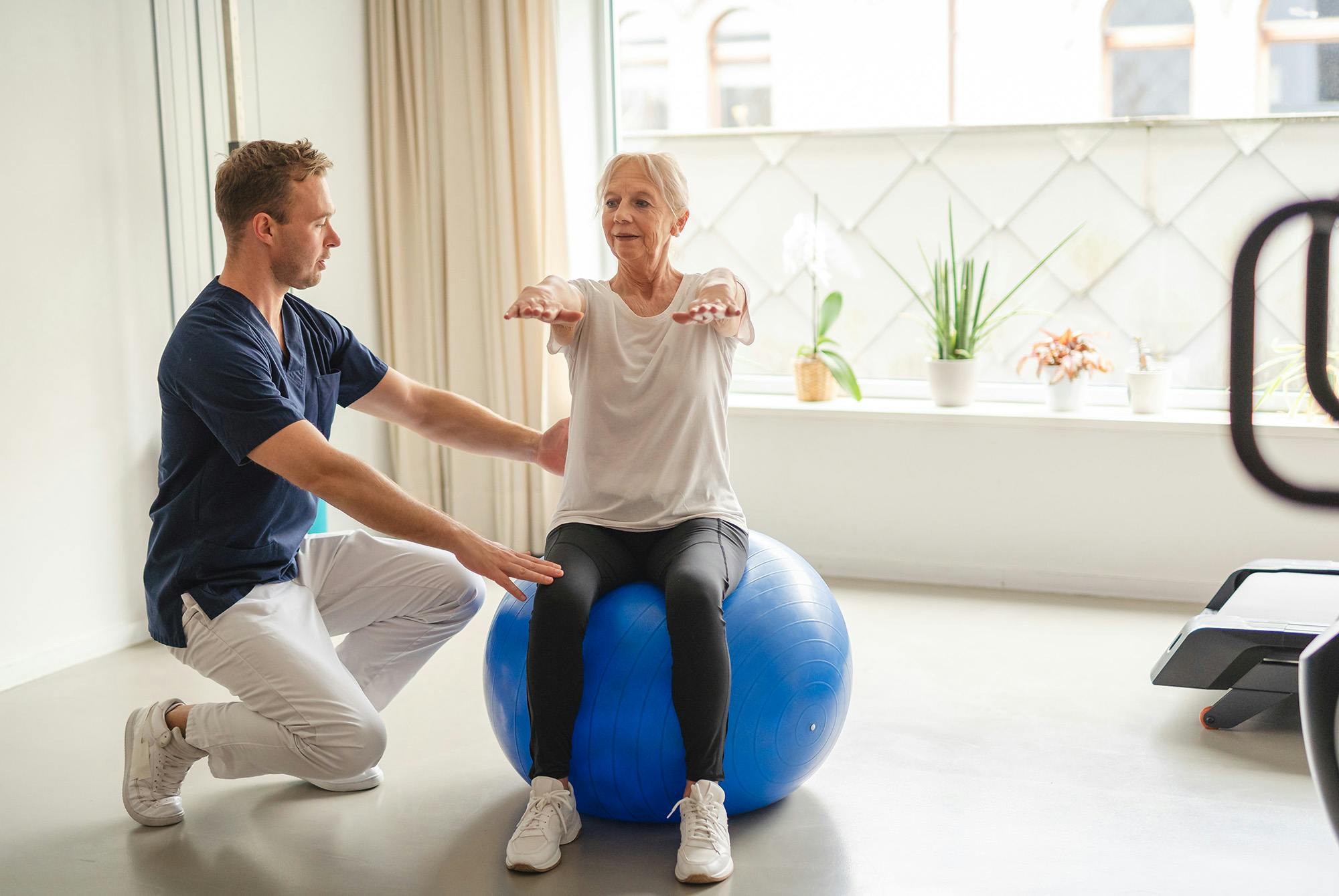 Kvinna som gör övningar