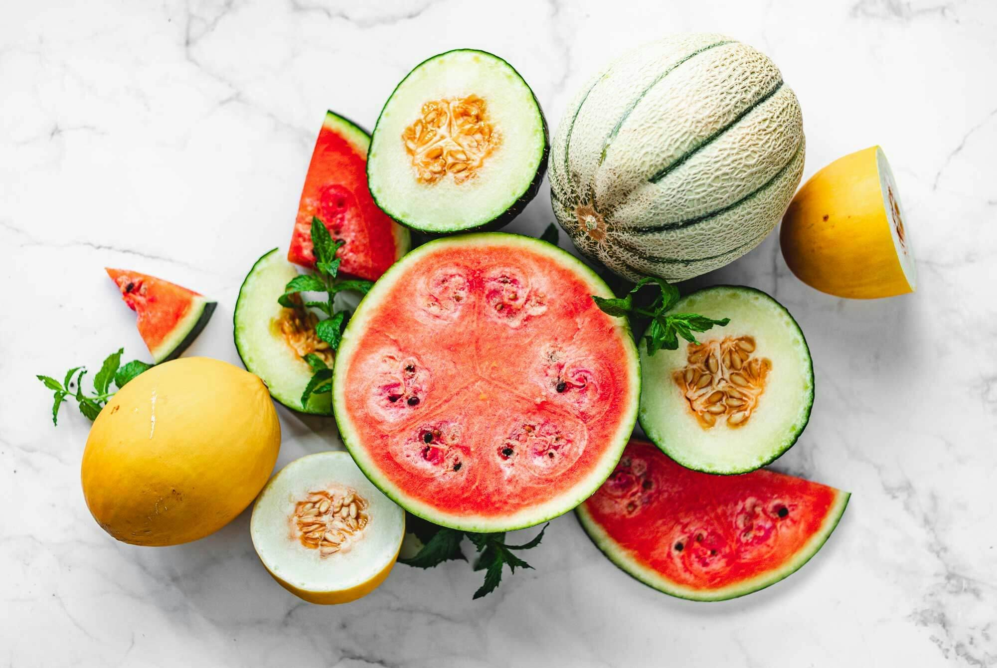 Olika typer av melon på bord