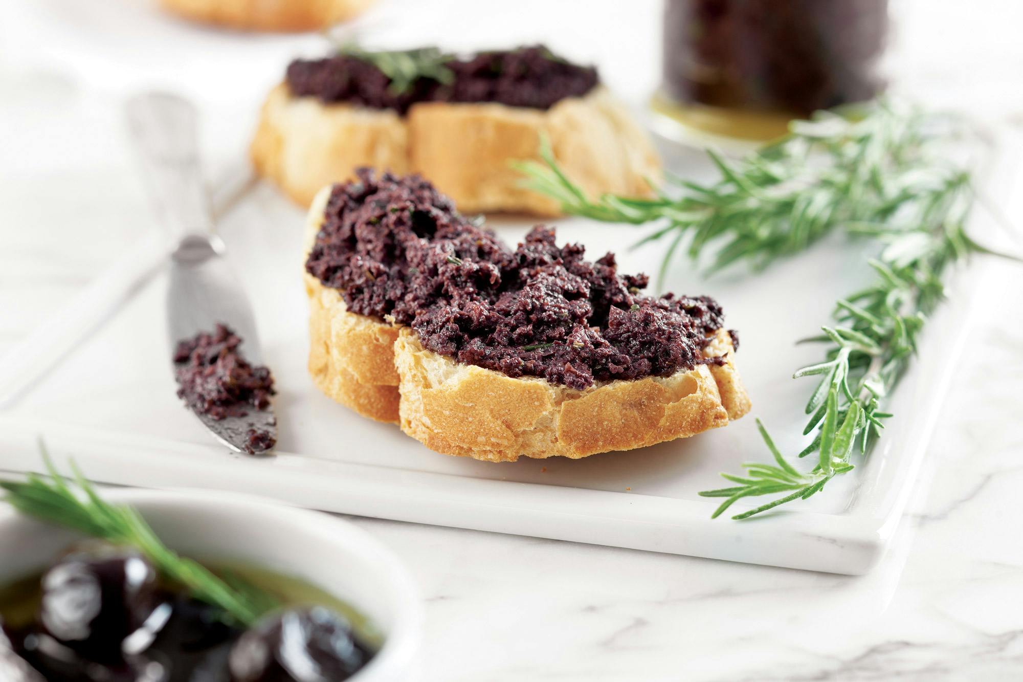 Små stykker flutes med oliventapenade