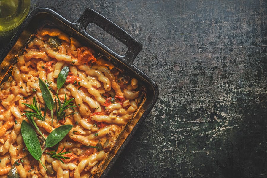 Salvialla maustettu uuniruoka vuoassa.