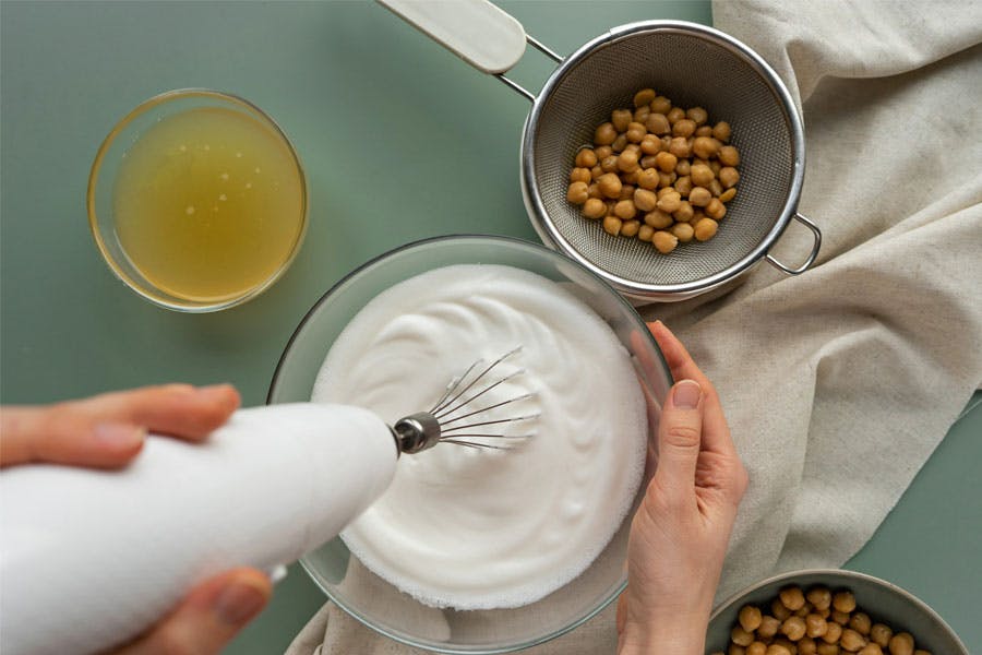 Pisket vand fra kikærter, aquafaba